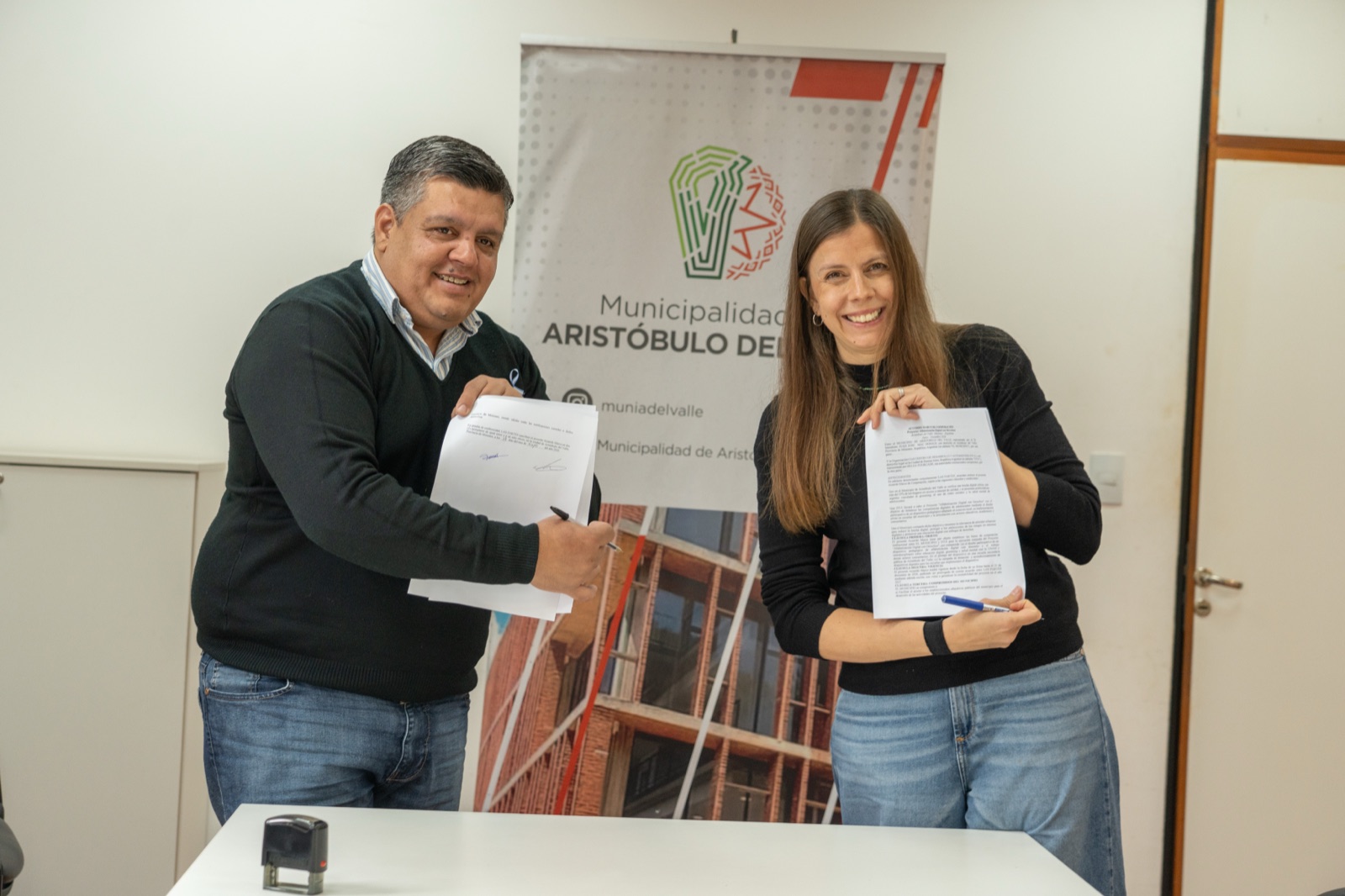 Firma del acuerdo entre DYA Argentina y el municipio de Aristóbulo del Valle