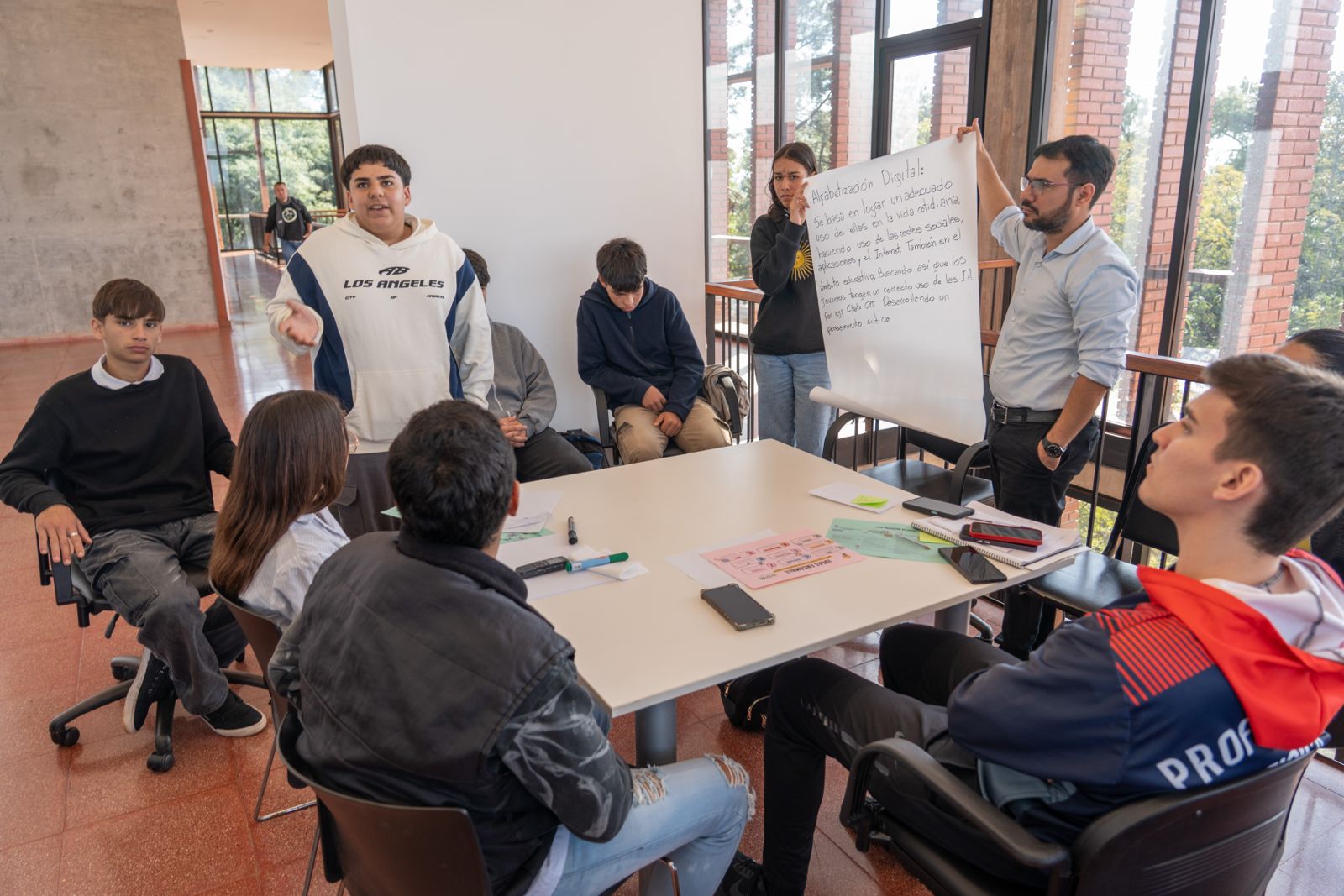 Participantes del taller mapean las miradas sobre el uso de la tecnología entre adolescentes