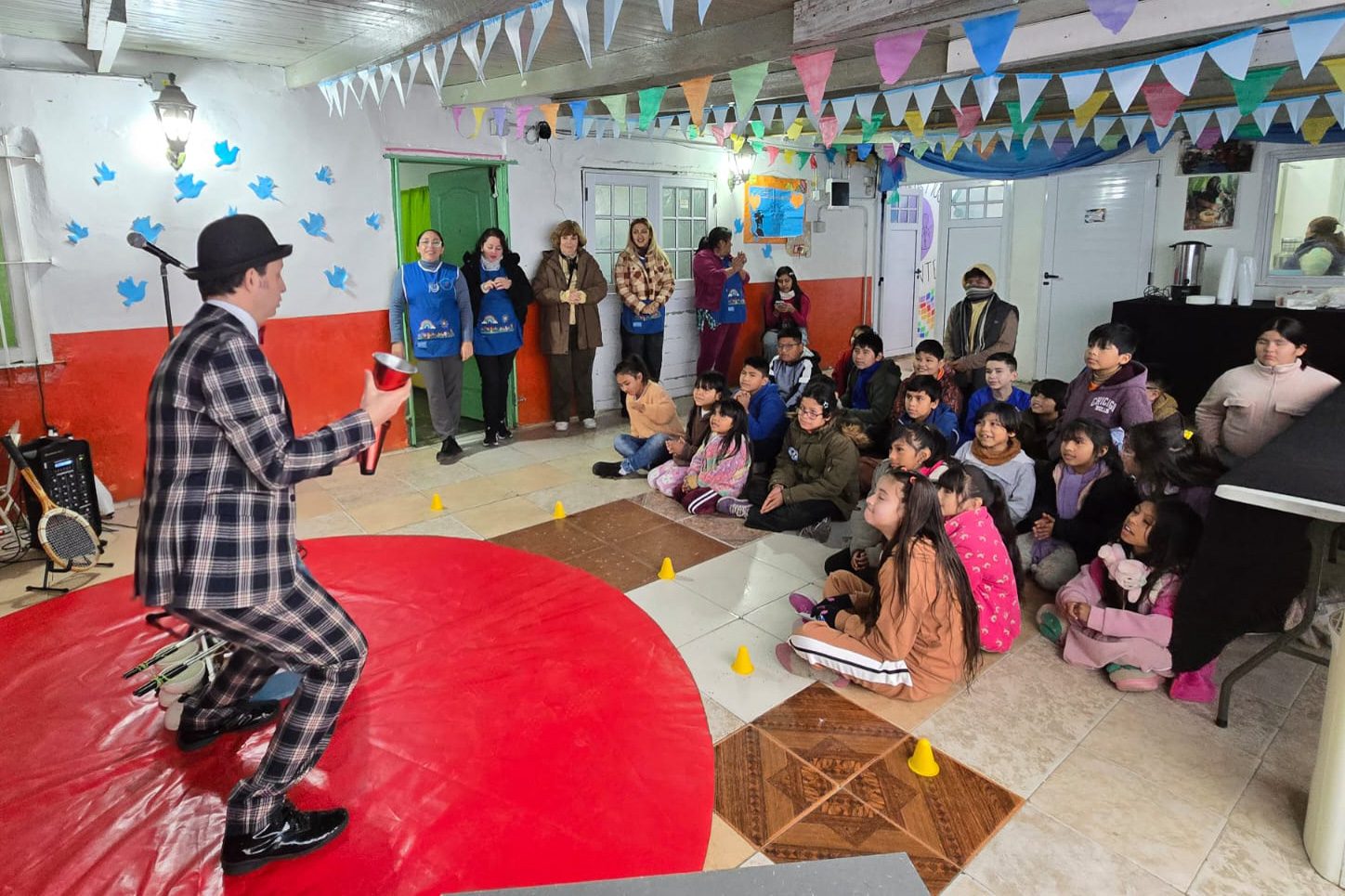 Protección de niñez y adolescencia: comunidad reunida en favor de los derechos infantiles